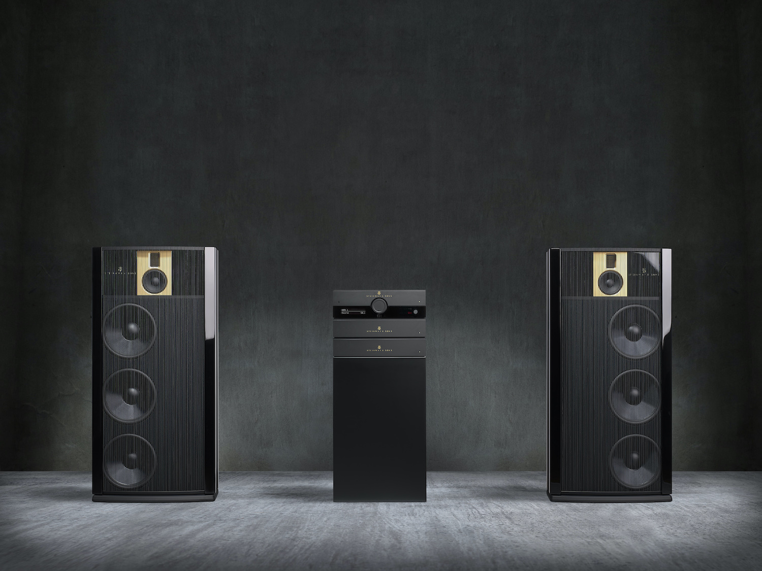 Ingeniero calibrando sistema de audio